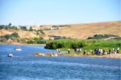 Dicle Nehrinde kaybolan gencin cansız bedenine ulaşıldı Dicle Nehrinde kaybolan gencin cansız bedenine ulaşıldı