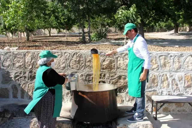 Dut pekmezi güneşle renkleniyor