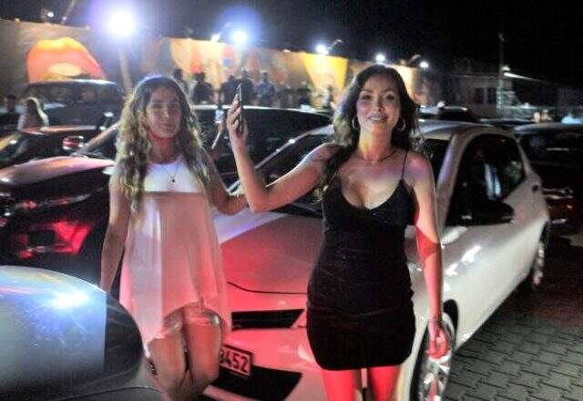 Eğlence merkezinin otoparkında düzenlenen 'Araç partisi'nde sosyal mesafe hiçe sayıldı