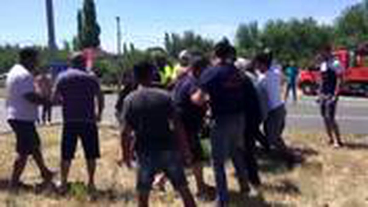 Ehliyetsiz sürücü ve yakınları ceza yazmak isteyen polise saldırdı