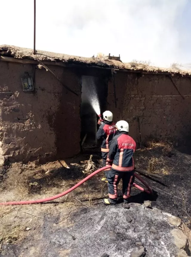 Elazığ�da kerpiç ev yangını Haberler