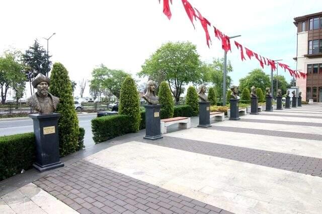 Ertuğrul Gazi yerine Engin Altan Düzyatan'ın büstünü diken iki kişinin bileti kesildi