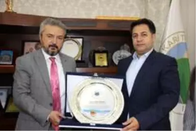 Son dakika haber... HATSO'dan Halkbank Hakkari Şubesine plaket Son dakika haber... HATSO'dan Halkbank Hakkari Şubesine plaket
