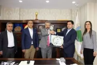 Son dakika haber... HATSO'dan Halkbank Hakkari Şubesine plaket Son dakika haber... HATSO'dan Halkbank Hakkari Şubesine plaket