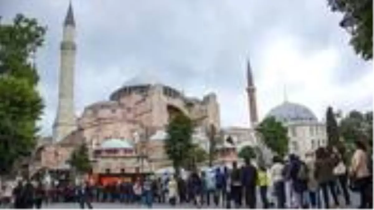 İlber Ortaylı, her yıl milyonlarca turistin ziyaret ettiği Ayasofya'nın cami yapılması planına karşı çıktı