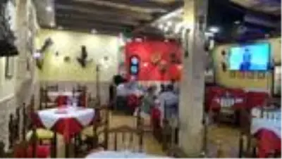 İspanya'da Kovid-19'un etkilediği restoran sektörü yeni normlara uyum sağlamaya çalışıyor İspanya'da Kovid-19'un etkilediği restoran sektörü yeni normlara uyum sağlamaya çalışıyor