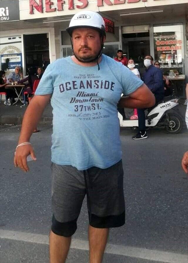 Kafasına gaz beton parçası düşen motosiklet sürücüsünü, kaskı kurtardı