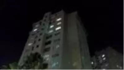 İstanbul'da olaylı gece! Cinnet getiren kadın kocasını bıçakladı, çocuğunu 11'nci kattan atmak istedi İstanbul'da olaylı gece! Cinnet getiren kadın kocasını bıçakladı, çocuğunu 11'nci kattan atmak istedi