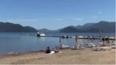 Marmaris'te yoğunluğun az olduğu plajlarda 'sosyal mesafeli' deniz keyfi Marmaris'te yoğunluğun az olduğu plajlarda 'sosyal mesafeli' deniz keyfi