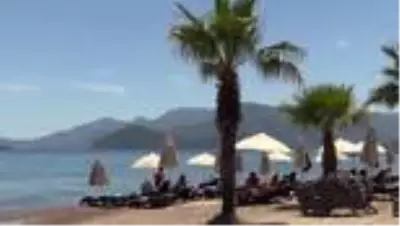 Marmaris'te yoğunluğun az olduğu plajlarda 'sosyal mesafeli' deniz keyfi Marmaris'te yoğunluğun az olduğu plajlarda 'sosyal mesafeli' deniz keyfi