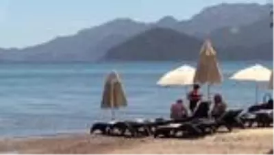 Marmaris'te yoğunluğun az olduğu plajlarda 'sosyal mesafeli' deniz keyfi Marmaris'te yoğunluğun az olduğu plajlarda 'sosyal mesafeli' deniz keyfi