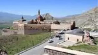 Osmanlı'nın en seçkin eserlerinden İshak Paşa Sarayı ziyarete açıldı Osmanlı'nın en seçkin eserlerinden İshak Paşa Sarayı ziyarete açıldı