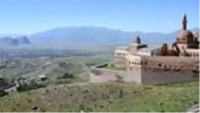 Osmanlı'nın en seçkin eserlerinden İshak Paşa Sarayı ziyarete açıldı Osmanlı'nın en seçkin eserlerinden İshak Paşa Sarayı ziyarete açıldı