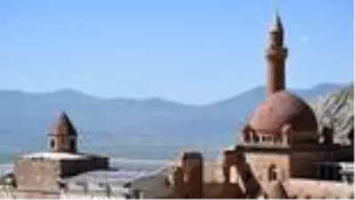 Osmanlı'nın en seçkin eserlerinden İshak Paşa Sarayı ziyarete açıldı Osmanlı'nın en seçkin eserlerinden İshak Paşa Sarayı ziyarete açıldı