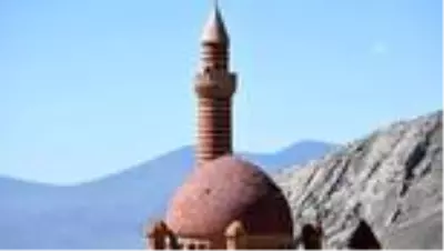 Osmanlı'nın en seçkin eserlerinden İshak Paşa Sarayı ziyarete açıldı Osmanlı'nın en seçkin eserlerinden İshak Paşa Sarayı ziyarete açıldı