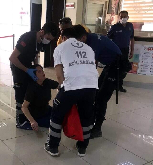 9 yıl boyunca cinsel istismara uğradığı için intihar eden Emre'nin duruşmasında annesi baygınlık geçirdi 9 yıl boyunca cinsel istismara uğradığı için intihar eden Emre'nin duruşmasında annesi baygınlık geçirdi