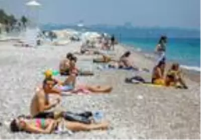 Antalya'da sıcaktan bunalanlar denizde ve kanallarda yüzdü Antalya'da sıcaktan bunalanlar denizde ve kanallarda yüzdü