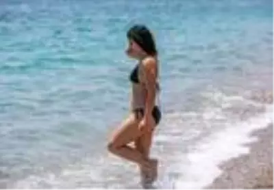 Antalya'da sıcaktan bunalanlar denizde ve kanallarda yüzdü Antalya'da sıcaktan bunalanlar denizde ve kanallarda yüzdü