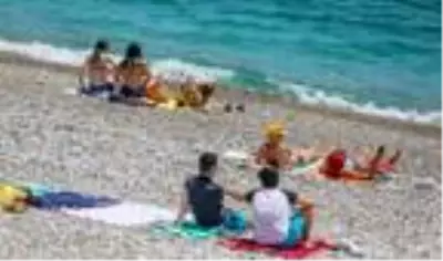Antalya'da sıcaktan bunalanlar denizde ve kanallarda yüzdü Antalya'da sıcaktan bunalanlar denizde ve kanallarda yüzdü