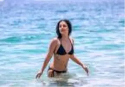 Antalya'da sıcaktan bunalanlar denizde ve kanallarda yüzdü Antalya'da sıcaktan bunalanlar denizde ve kanallarda yüzdü