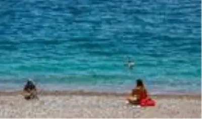 Antalya'da sıcaktan bunalanlar denizde ve kanallarda yüzdü Antalya'da sıcaktan bunalanlar denizde ve kanallarda yüzdü