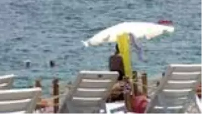 ANTALYA Denize giren 18 yaş ve altı çocukları, bekçiler uyardı ANTALYA Denize giren 18 yaş ve altı çocukları, bekçiler uyardı