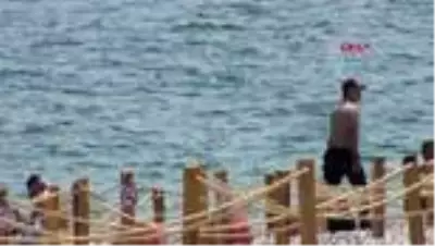 ANTALYA Denize giren 18 yaş ve altı çocukları, bekçiler uyardı ANTALYA Denize giren 18 yaş ve altı çocukları, bekçiler uyardı