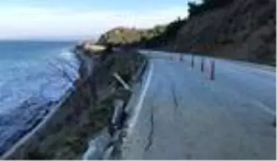 Anzak Koyu yolu, heyelan riski nedeniyle trafiğe kapatıldı