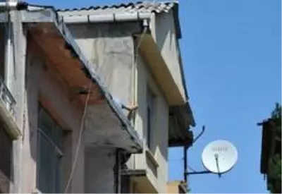 Samsun'da hareketli dakikalar! Aranan şahıs çatıdan çatıya uçtu ama polisten kaçamadı Samsun'da hareketli dakikalar! Aranan şahıs çatıdan çatıya uçtu ama polisten kaçamadı