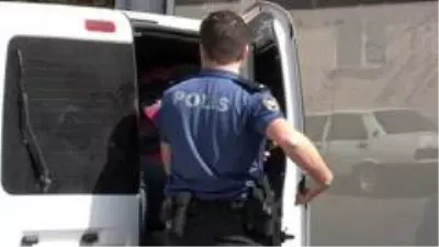 Eski eşinin iş yerine giden koca, çalışanların telefonlarını toplayıp talihsiz kadını yaraladı Eski eşinin iş yerine giden koca, çalışanların telefonlarını toplayıp talihsiz kadını yaraladı