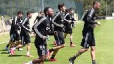 Beşiktaş'ta N'Koudou'nun sağ uyluk üst adalesinde ödem tespit edildi Beşiktaş'ta N'Koudou'nun sağ uyluk üst adalesinde ödem tespit edildi