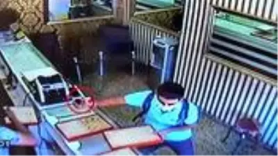Biber gazıyla kuyumcuyu etkisiz hale getiren hırsız, 50 bin liralık altın çaldı Biber gazıyla kuyumcuyu etkisiz hale getiren hırsız, 50 bin liralık altın çaldı