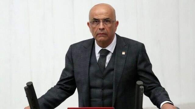 CHP Grup Toplantısı'nda dikkat çeken 'Enis Berberoğlu' göndermesi: Masaya Anayasa, kalem ve gözlük bırakıldı