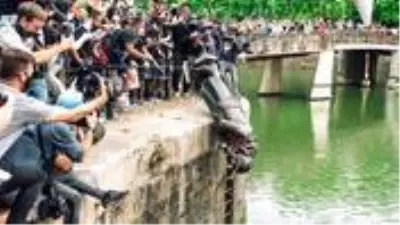 Protestocular 125 yıllık köle taciri heykelini nehre atınca İçişleri Bakanı tepki gösterdi Protestocular 125 yıllık köle taciri heykelini nehre atınca İçişleri Bakanı tepki gösterdi