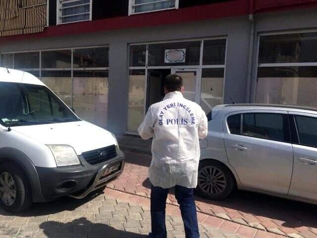 Eski eşinin iş yerinde giden adam, önce çalışanların telefonlarını topladı sonra eski eşini yaraladı Eski eşinin iş yerinde giden adam, önce çalışanların telefonlarını topladı sonra eski eşini yaraladı