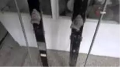 Fikret Ünlü'nün 60 yıllık ahşap kayak takımı ilgi topluyor Fikret Ünlü'nün 60 yıllık ahşap kayak takımı ilgi topluyor