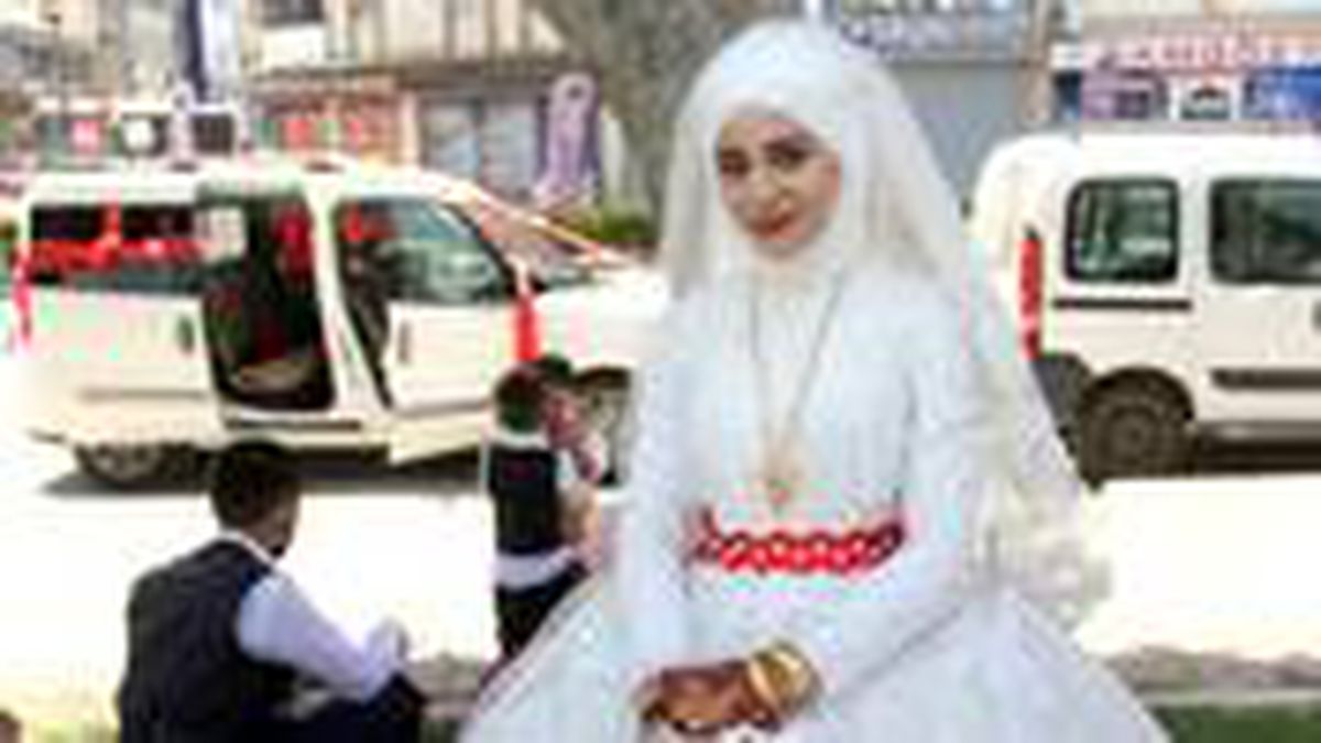 Fotoğraf çektirmek için duran gelin ve damat, geri döndüklerinde telefona sarıldı