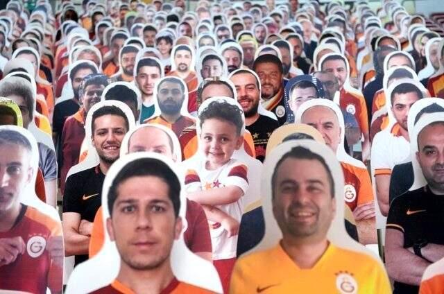 Galatasaray, karton taraftarları tribünlere yerleştirmeye başladı Galatasaray, karton taraftarları tribünlere yerleştirmeye başladı