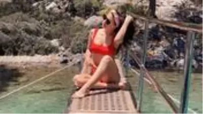Kırmızı bikinisiyle poz veren Derya Uluğ, zayıflığından dolayı eleştiri yağmuruna tutuldu Kırmızı bikinisiyle poz veren Derya Uluğ, zayıflığından dolayı eleştiri yağmuruna tutuldu