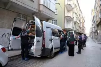 İstediği kızı ailesi vermeyen genç, arkadaşlarıyla birlikte kızın evini bastı İstediği kızı ailesi vermeyen genç, arkadaşlarıyla birlikte kızın evini bastı