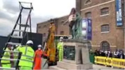 Köle taciri Robert Milligan'ın Londra'daki heykeli söküldü Köle taciri Robert Milligan'ın Londra'daki heykeli söküldü