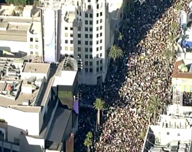 Los Angeles'ta yüz binlerce kişi ırkçılık karşıtı protestolar için yürüdü Los Angeles'ta yüz binlerce kişi ırkçılık karşıtı protestolar için yürüdü