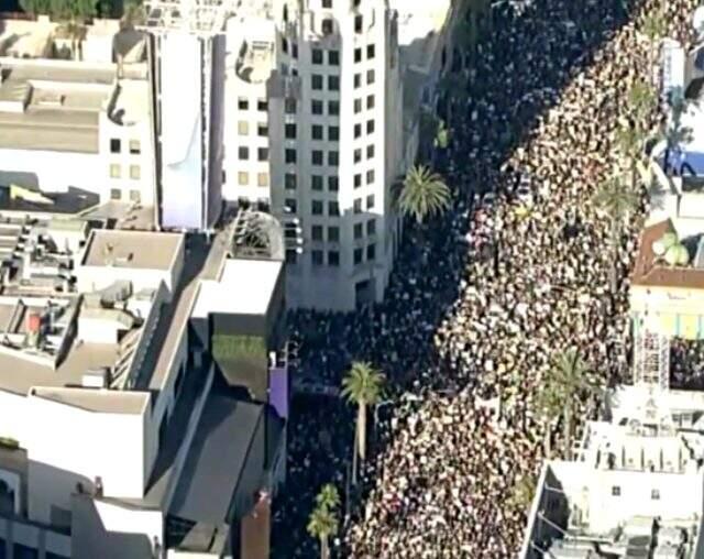 Los Angeles'ta yüz binlerce kişi ırkçılık karşıtı protestolar için yürüdü