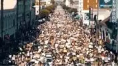 Los Angeles'ta yüz binlerce kişi ırkçılık karşıtı protestolar için yürüdü Los Angeles'ta yüz binlerce kişi ırkçılık karşıtı protestolar için yürüdü