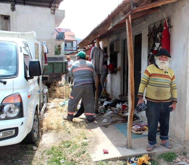 Manisa'da 30 metrekare evden 15 ton çöp çıkarıldı