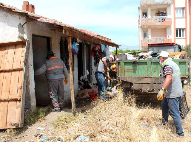 Manisa'da 30 metrekare evden 15 ton çöp çıkarıldı