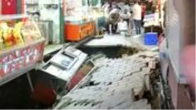 Ortaköy'de kumpircilerin olduğu sokakta çökme: 1 yaralı Ortaköy'de kumpircilerin olduğu sokakta çökme: 1 yaralı