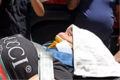 Pencere silerken iş yerinin çatısına düşen hamile kadın, ölümden döndü Pencere silerken iş yerinin çatısına düşen hamile kadın, ölümden döndü