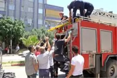 Pencere silerken iş yerinin çatısına düşen hamile kadın, ölümden döndü Pencere silerken iş yerinin çatısına düşen hamile kadın, ölümden döndü