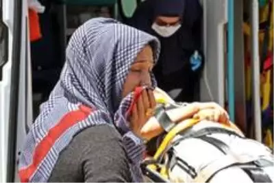 Pencere silerken iş yerinin çatısına düşen hamile kadın, ölümden döndü Pencere silerken iş yerinin çatısına düşen hamile kadın, ölümden döndü